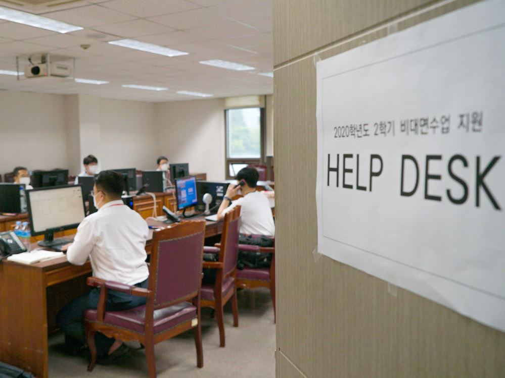 그림입니다.

원본 그림의 이름: 헬프데스크 실시간 상담모습 3.jpg

원본 그림의 크기: 가로 3179pixel, 세로 2384pixel

사진 찍은 날짜: 2020년 09월 02일 오후 3:33

카메라 제조 업체 : SONY

카메라 모델 : ILCE-7SM2

프로그램 이름 : Adobe Photoshop Lightroom Classic 9.4 (Windows)

F-스톱 : 4.0

노출 시간 : 1/125초

IOS 감도 : 1600

색 대표 :