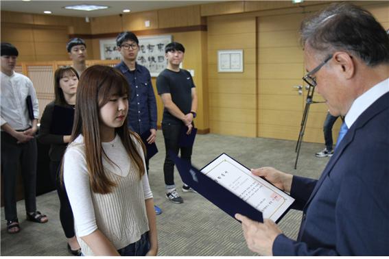 장학증서를 수여하고 있는 이대원 경주캠퍼스 총장