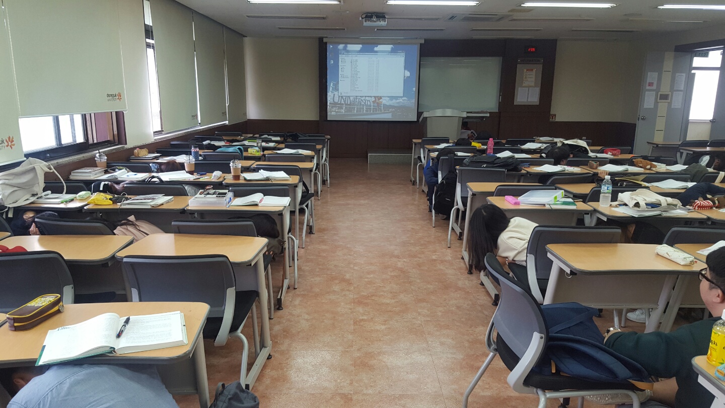 동국대 경주캠퍼스 진흥관에서 수업 중 강의실 책상 밑으로 긴급 대피훈련 중인 학생들 1