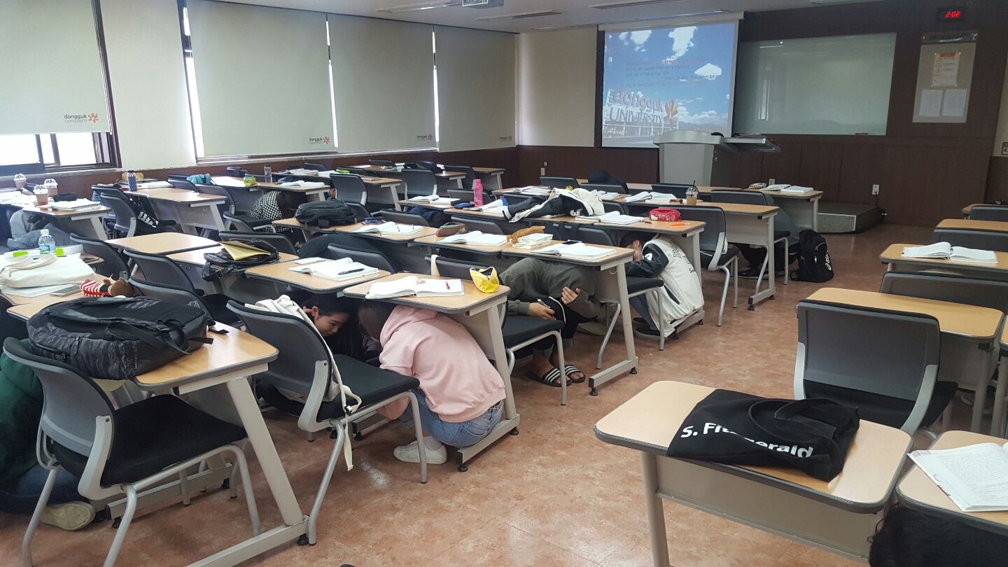  동국대 경주캠퍼스 진흥관에서 수업 중 강의실 책상 밑으로 긴급 대피훈련 중인 학생들 2